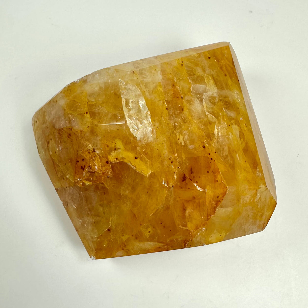 Fri form Golden Healer krystal med gyldne og brune nuancer på hvid baggrund.