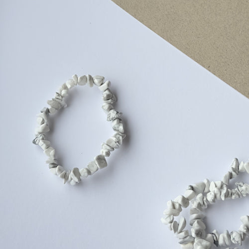 To Howlit armbånd på en hvid og beige baggrund.