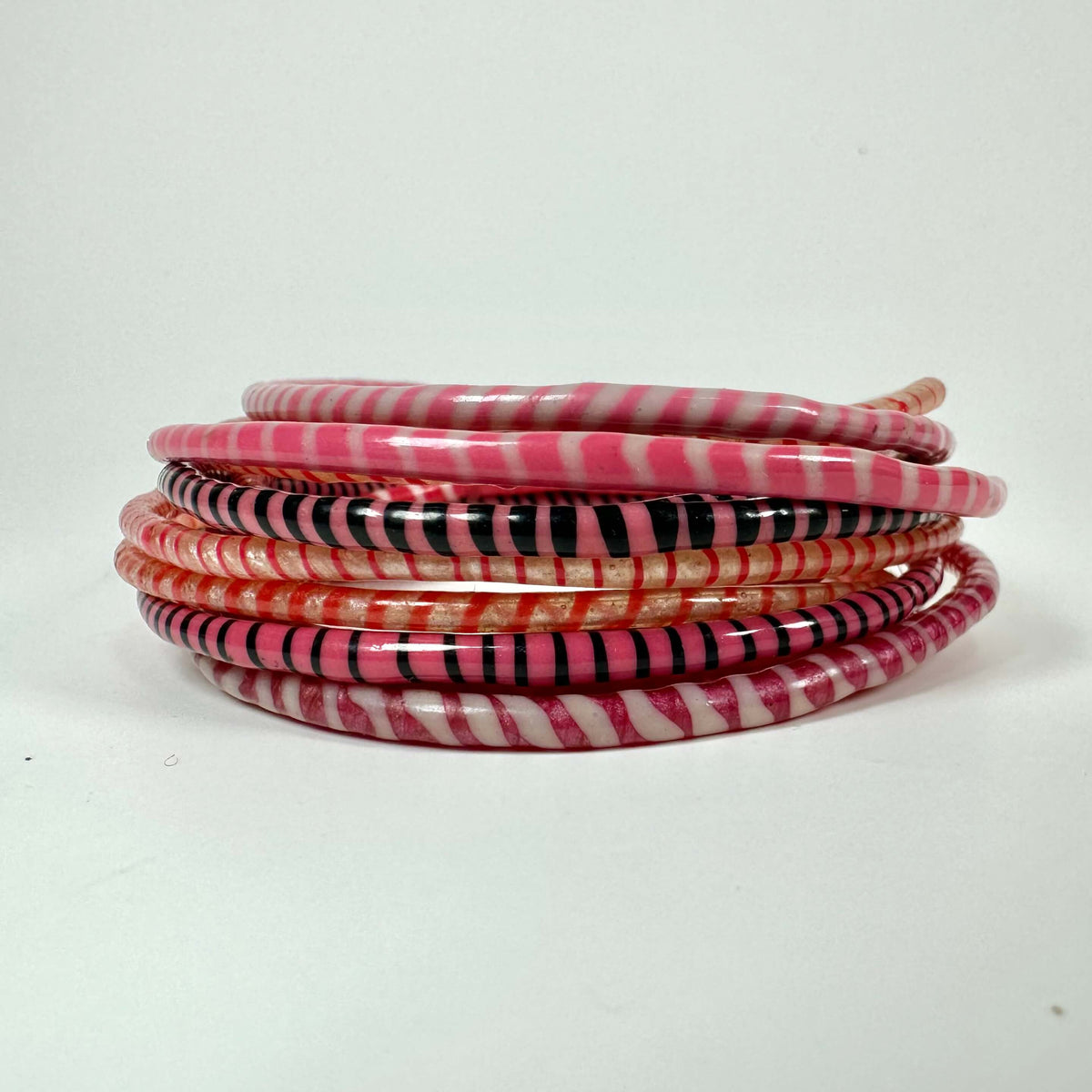 Snoet slange i pink, sort og hvid stribemønster.