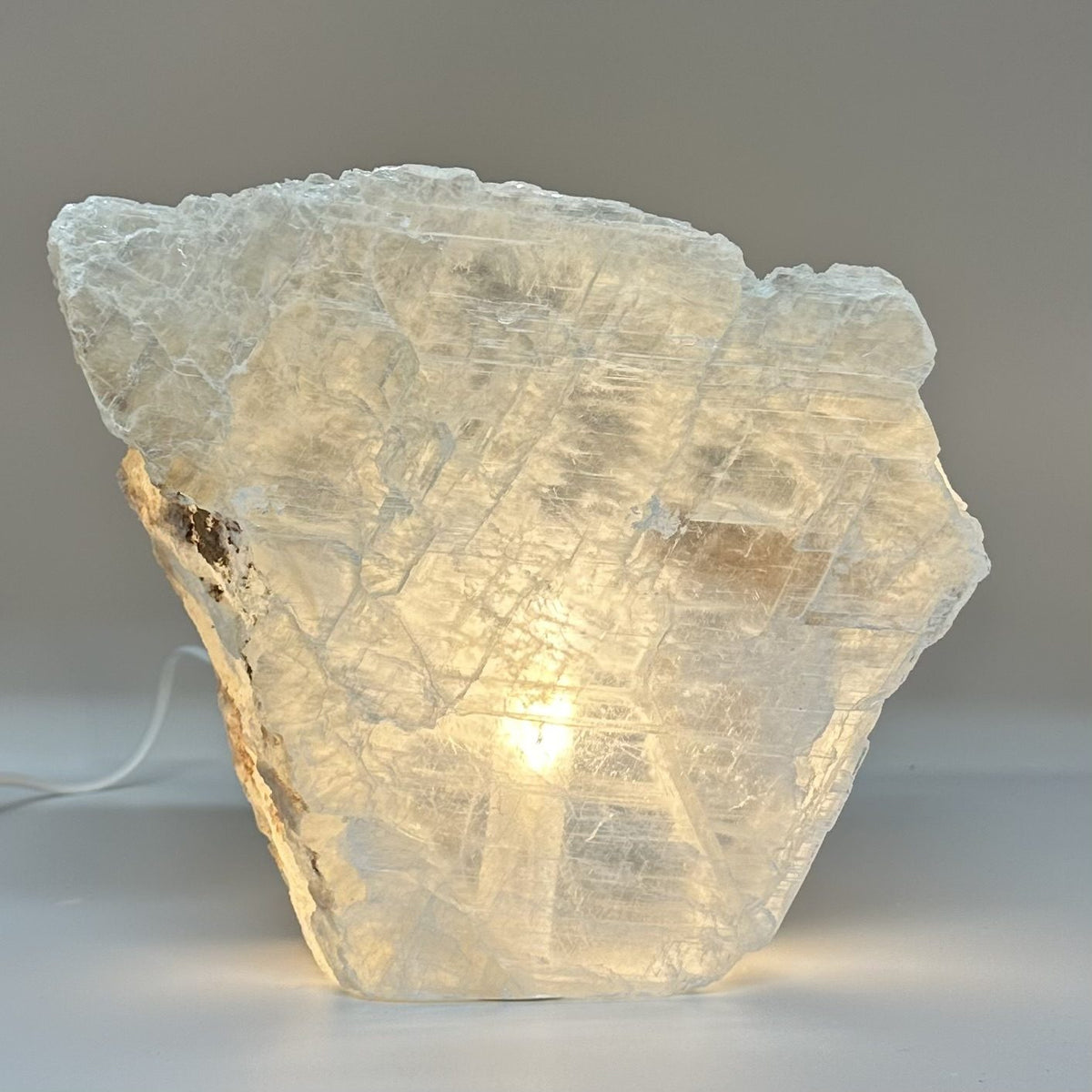 Mexicansk Selenit lampe nr 18, gennemsigtig og oplyst indefra, med et råt, naturligt udseende.