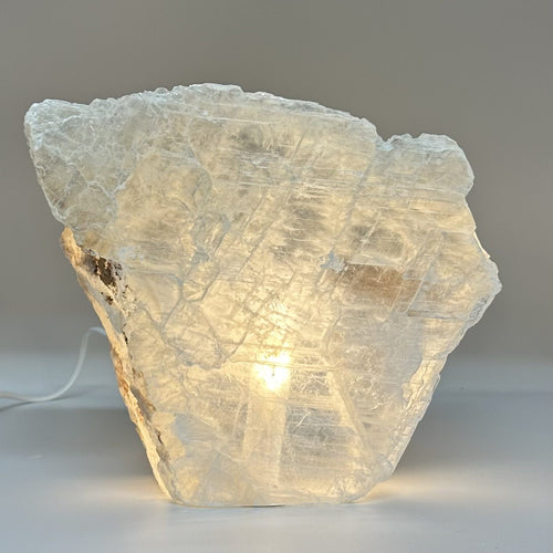 Mexicansk Selenit lampe nr 18, gennemsigtig og oplyst indefra, med et råt, naturligt udseende.