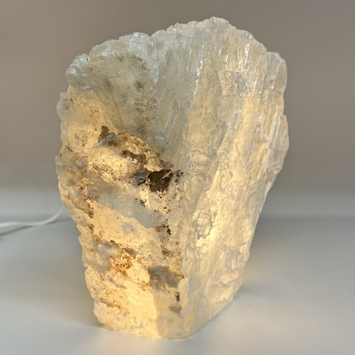 Mexicansk Selenit lampe nr 18, lysende med naturlig struktur og varme toner på en hvid baggrund.