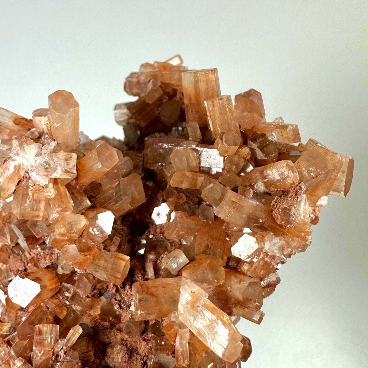 Aragonit klynge nr 4 er en smuk, brunlig-orange krystalformation med tydelige, prismeformede strukturer. Klyngen har en glansfuld overflade og består af tætliggende krystaller i forskellige størrelser. Den symboliserer jordforbindelse og balance og bruges ofte i meditation og energiarbejde. Perfekt som både dekorativ krystal og spirituelt værktøj til at styrke rodchakraet og skabe indre ro.