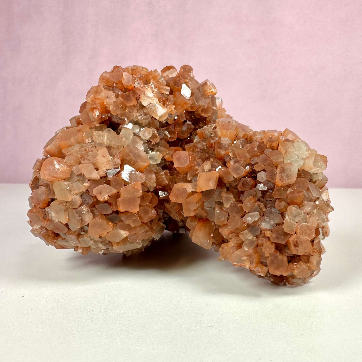 Aragonit klynge nr. 5 fremstår som en naturlig skulptur med et væld af små, skinnende krystaller i varme nuancer af rødbrun, beige og hvid. Den unikke formation er både dekorativ og spirituel, og siges at bringe jordforbindelse, balance og indre ro. Perfekt som energiredskab i meditation eller som æstetisk indslag i hjemmet. En bemærkelsesværdig gave fra naturen.