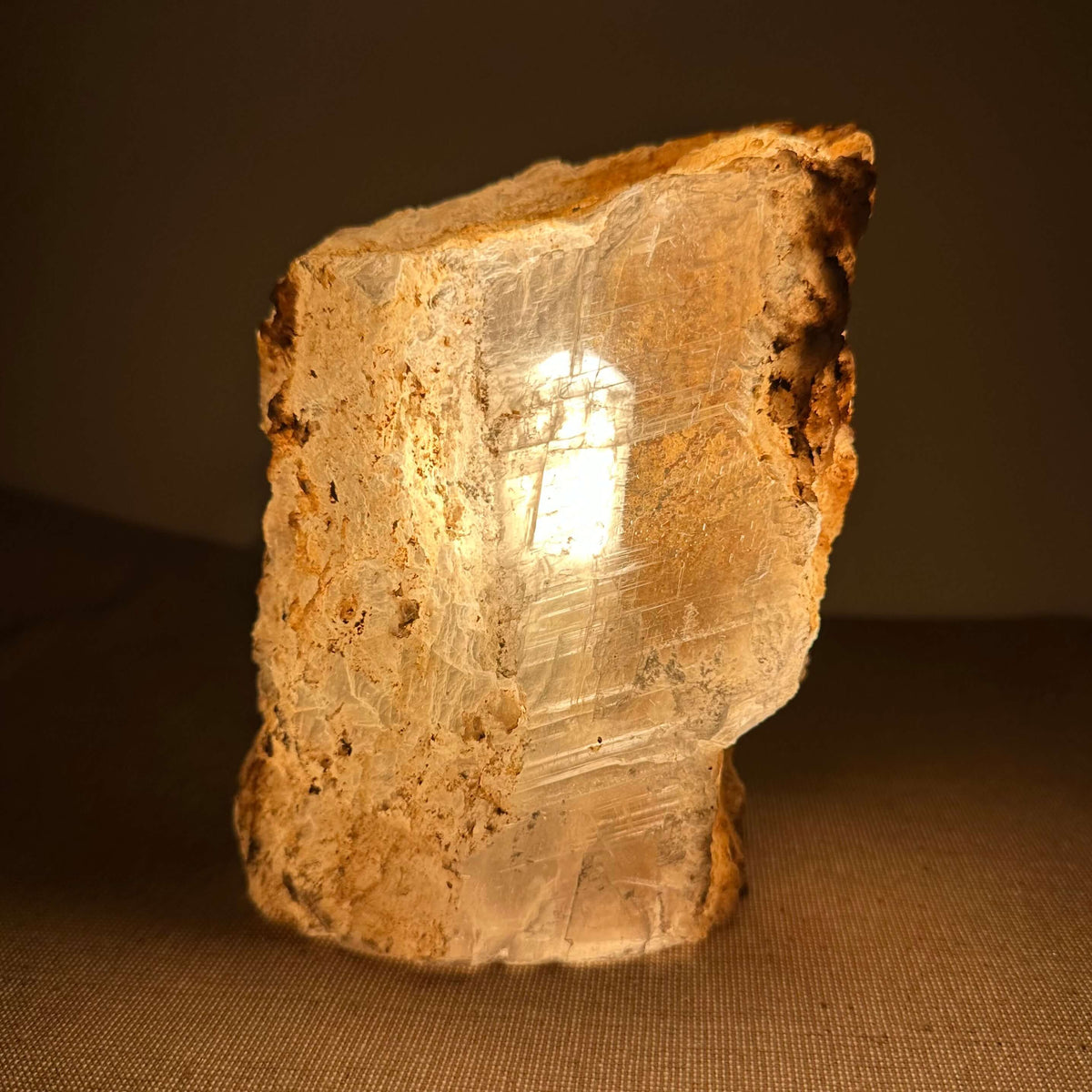 Mexicansk Selenit lampe nr. 8 er en håndskåret bordlampe fremstillet af naturlig selenitkrystal fra Mexico. Lampen udsender et blødt, varmt lys gennem det klare, lagdelte mineral, hvilket skaber en rolig og harmonisk atmosfære. Det rå og organiske udseende gør den til en unik og dekorativ tilføjelse til ethvert interiør med fokus på naturlig skønhed og velvære.