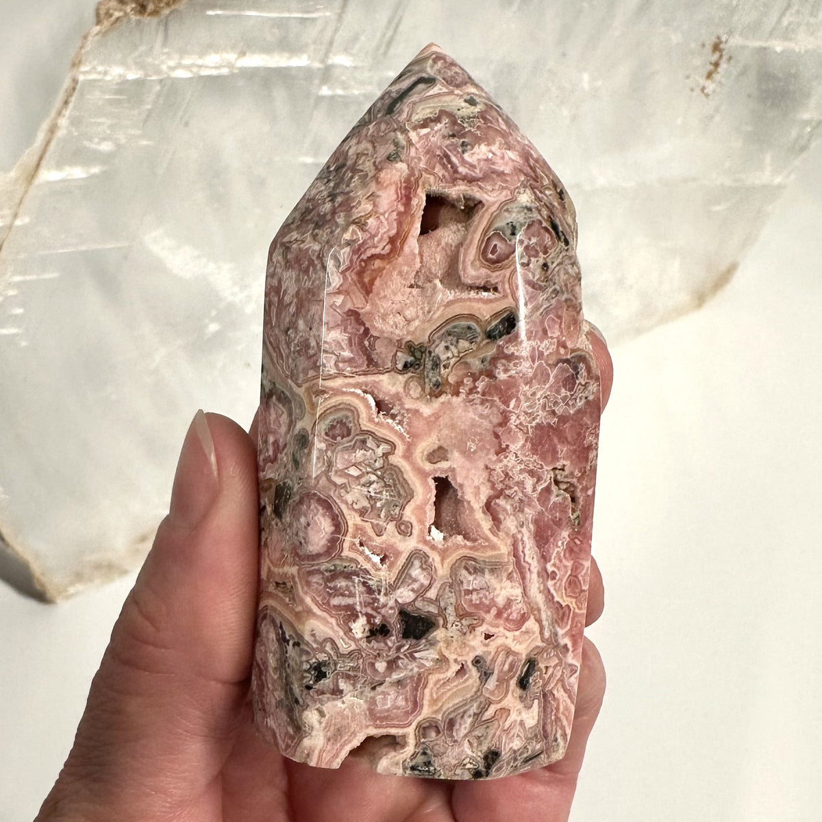 Rhodocrosit tårn i hånden, med detaljeret mønster og eksklusiv kvalitet.