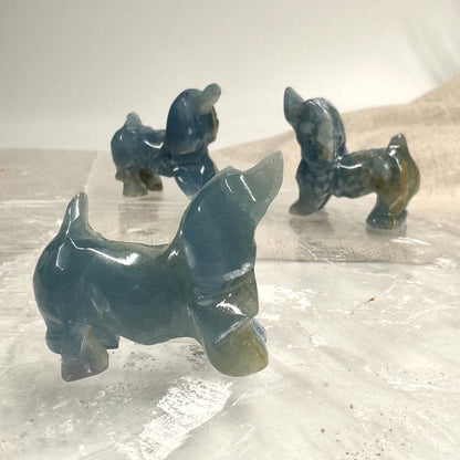 Blå onyx hunde på glasoverflade | eksklusiv kvalitet.