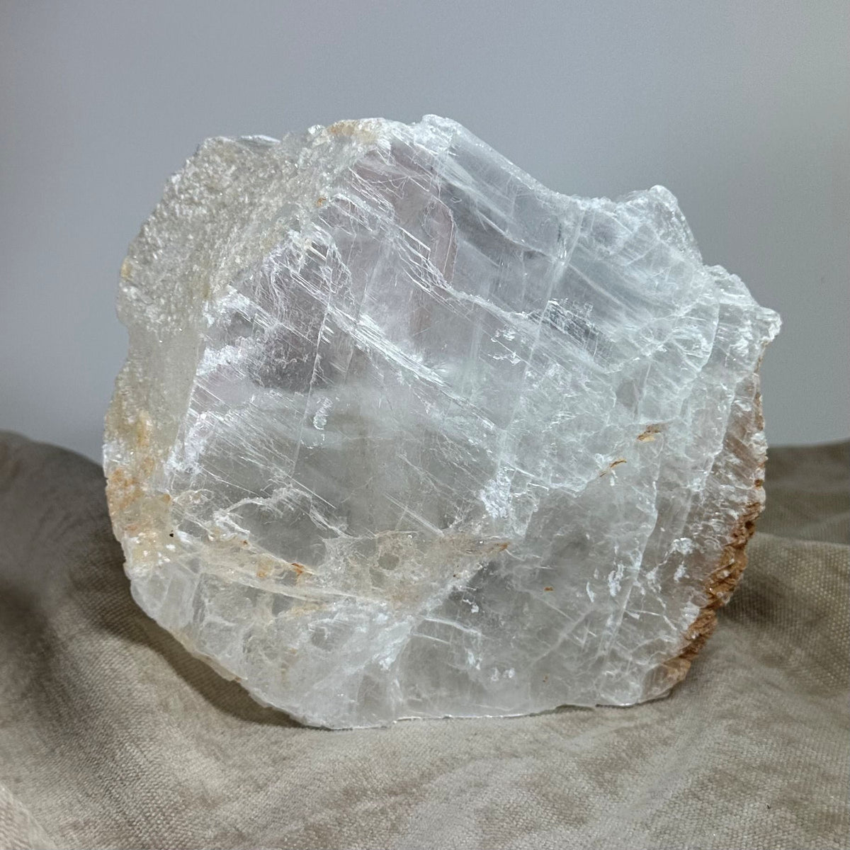 Mexicansk Selenit lampe nr 23 på en lys baggrund, viser de naturlige strukturer og teksturer af stenen.