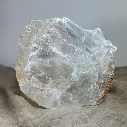 Mexicansk Selenit lampe nr 23 på en lys baggrund, viser de naturlige strukturer og teksturer af stenen.