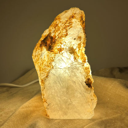 Mexicansk Selenit lampe nr 47, belyst fra indeni med gyldne og hvide farvenuancer på en neutral baggrund.