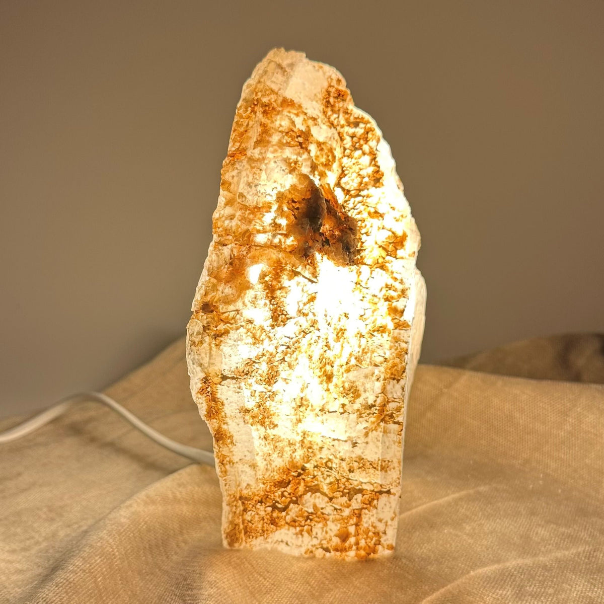 Mexicansk Selenit lampe nr 47 med varm belysning, der står på et bord med lys baggrund.