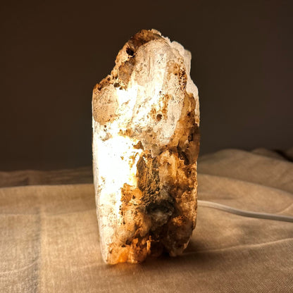 Mexicansk Selenit lampe nr 28 med varm belysning på en beige overflade.