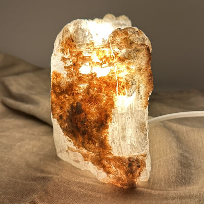 Mexicansk Selenit lampe nr. 42 med gyldent lys og rustik tekstur, stående på en beige overflade.