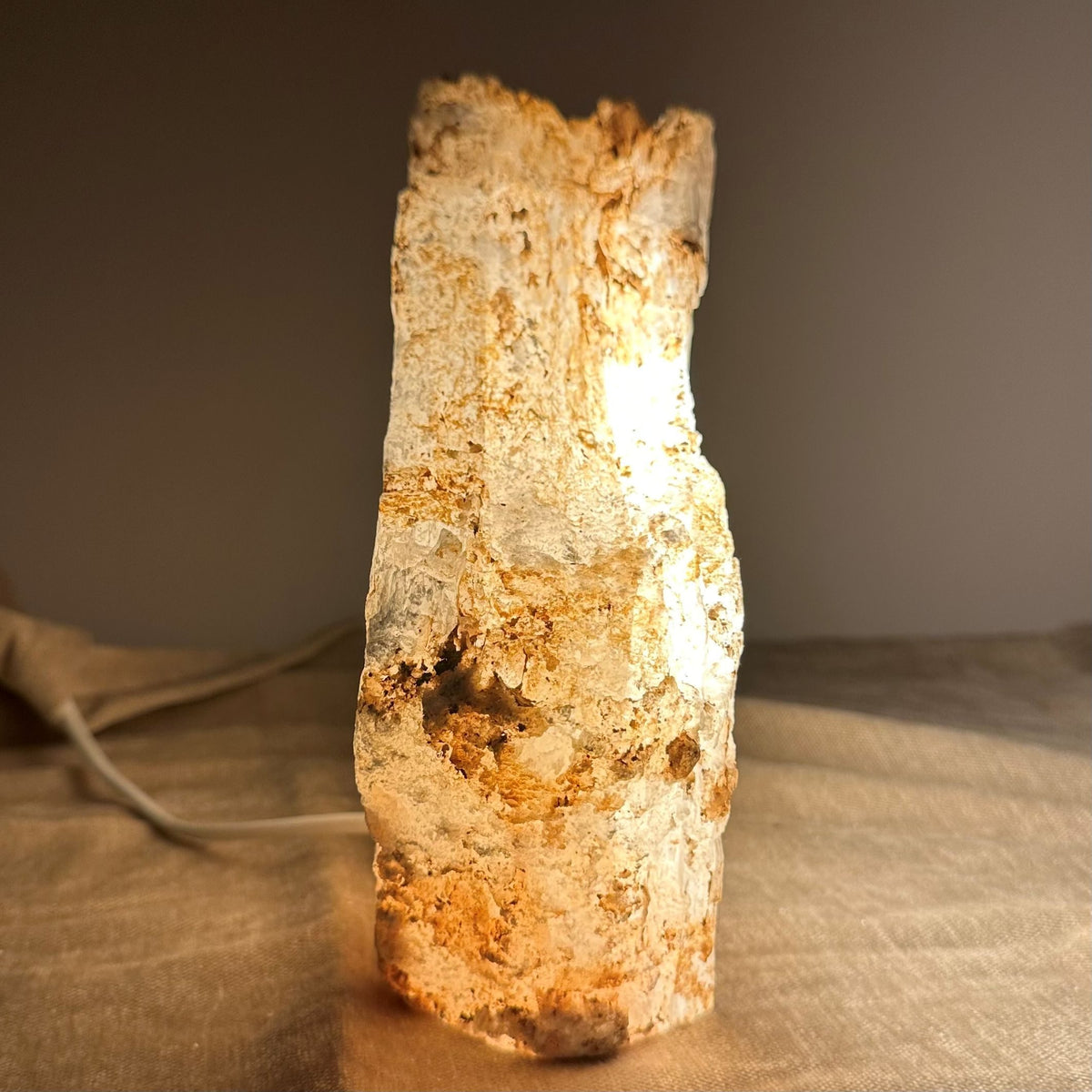 Mexicansk Selenit lampe nr 55 med varm belysning, der står på et bord mod en neutral baggrund.