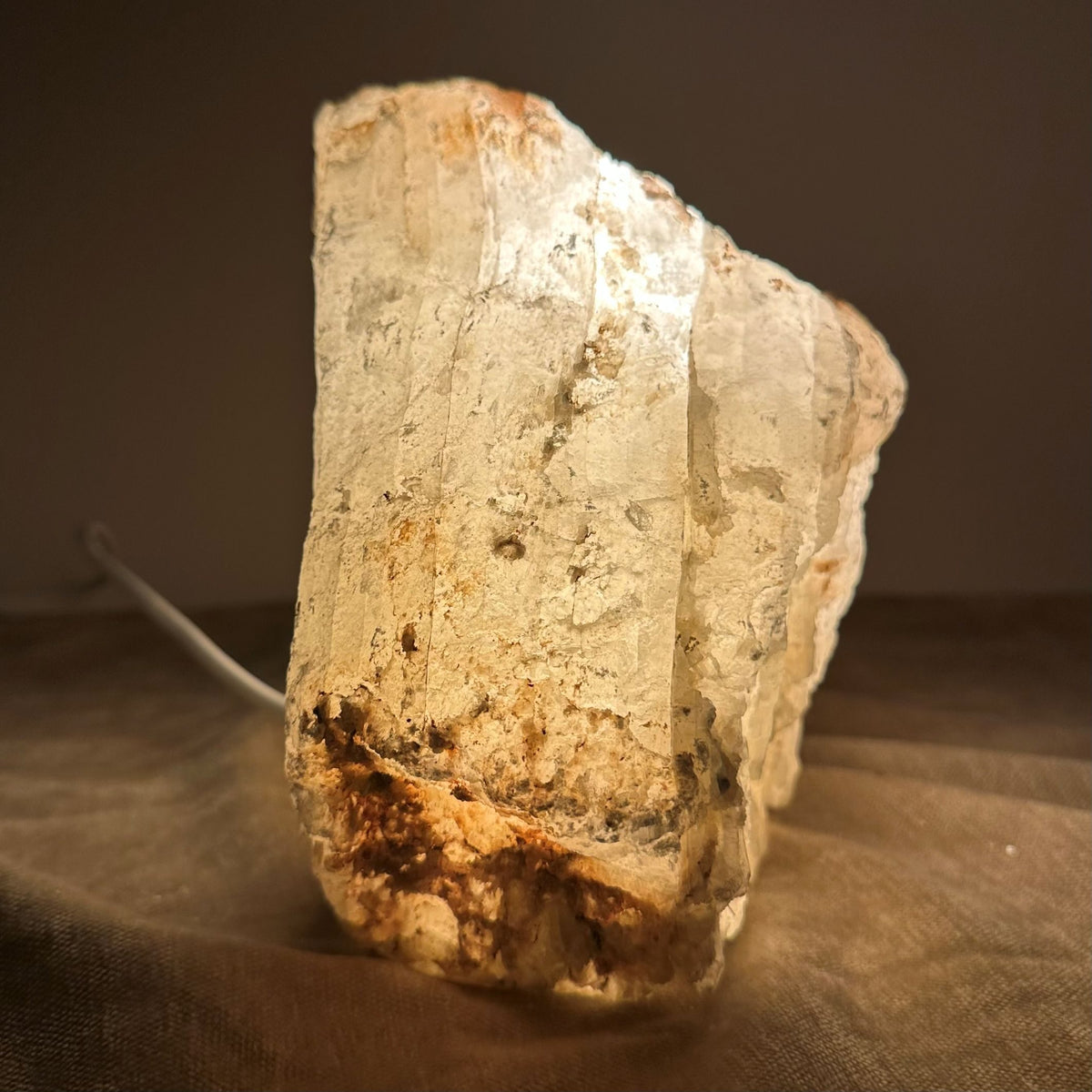 Mexicansk Selenit lampe nr 56 oplyser et rum med sin rå, naturlige struktur og varme lysskær.