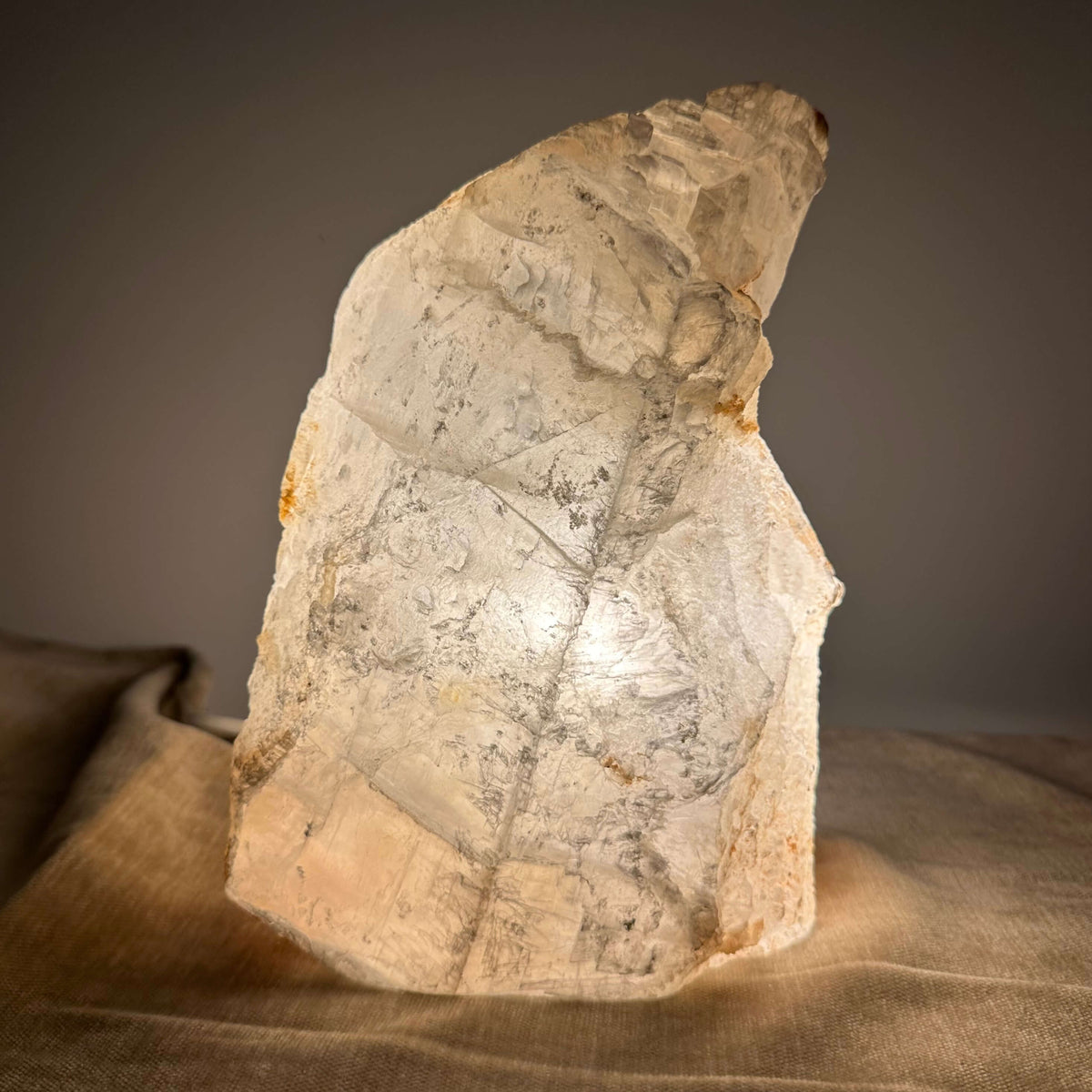Mexicansk Selenit lampe nr 50 lyser blødt på en beige overflade.
