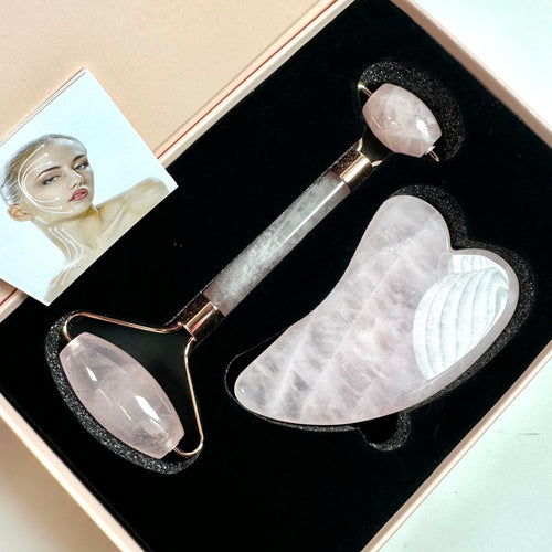 Gua sha sæt med ansigtsrulle og skraberedskab i rosa kvarts, ved siden af billede af en kvinde med markerede ansigtstræk.