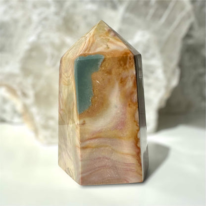 Jaspis polychrome tårn med naturlige farvespil set i nærbillede.