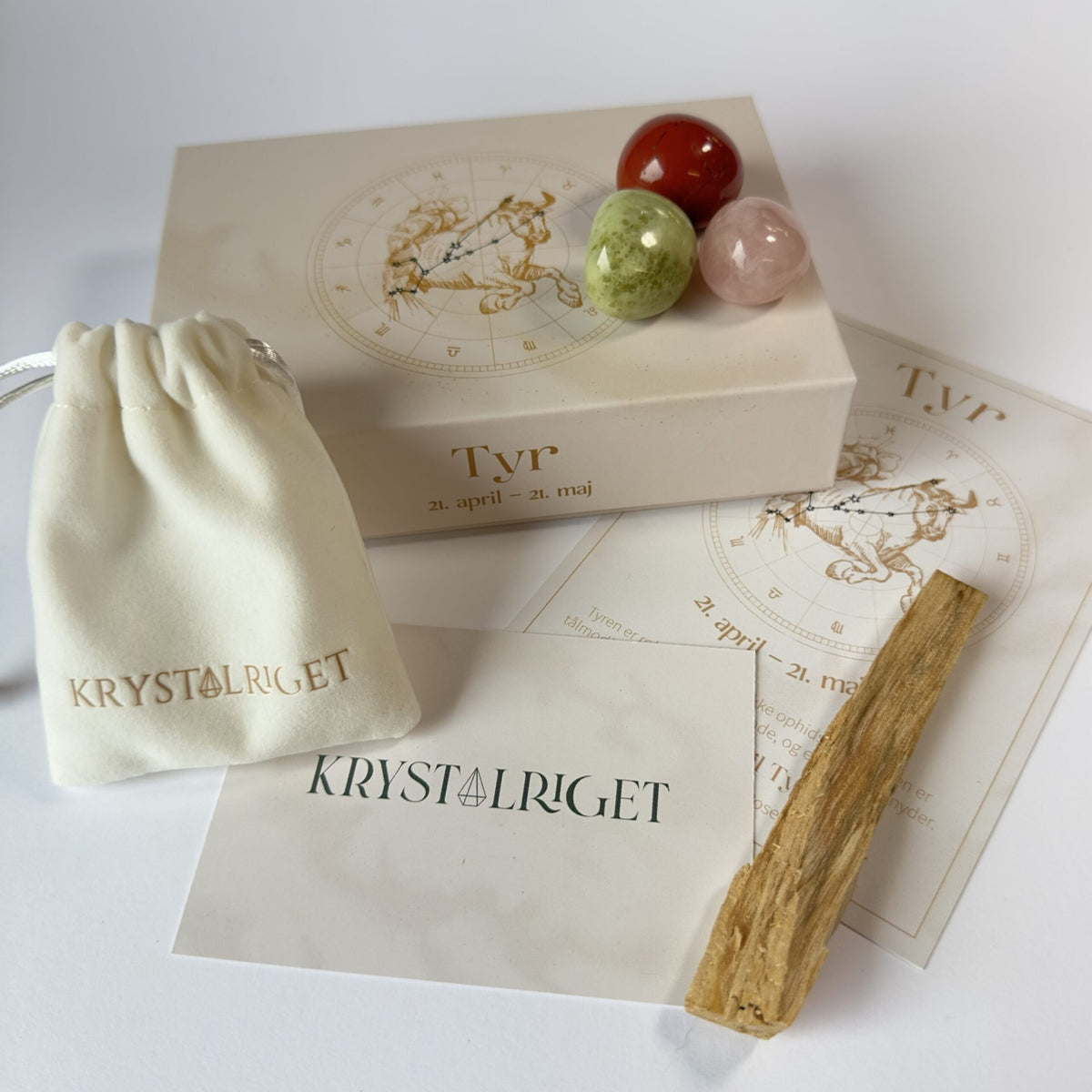 Stjernetegnsæske Tyren med krystaller, pose og kort fra Krystalriget, dateret 21. april til 21. maj.