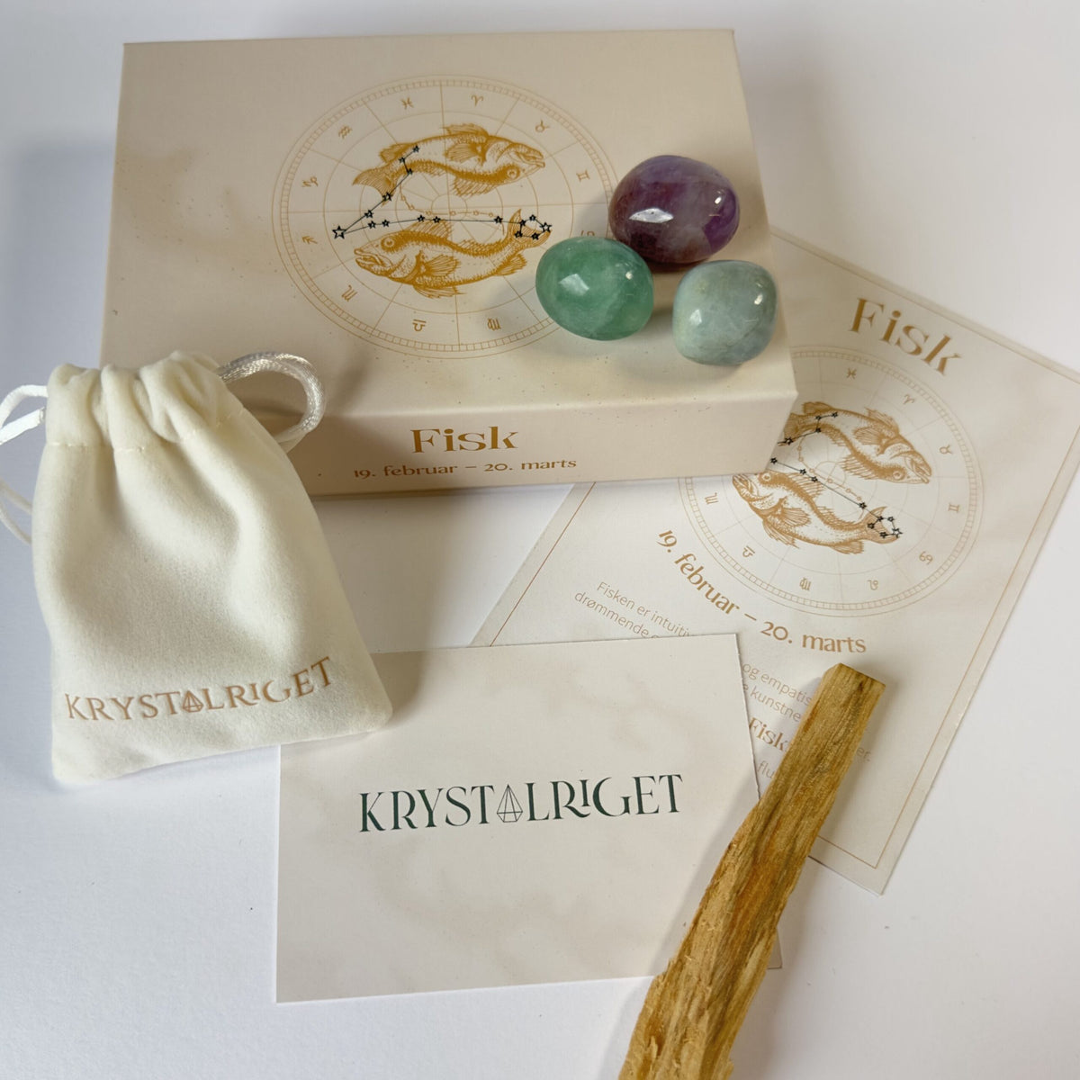 Stjernetegnsæske Fisken med krystaller, stofpose og kort.