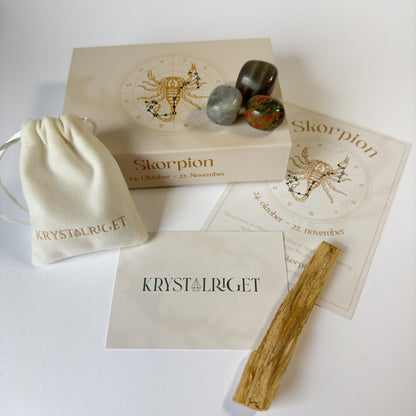 Stjernetegnsæske Skorpionen med krystaller, posen fra Krystalriget og kort med skorpionsymbolik på hvid baggrund.