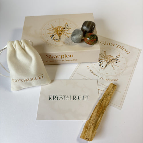 Stjernetegnsæske Skorpionen med krystaller, posen fra Krystalriget og kort med skorpionsymbolik på hvid baggrund.